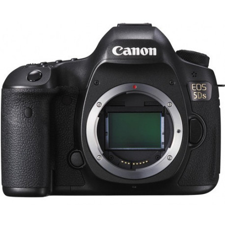 DSLR camera Canon EOS 5DS + Lens Canon EF 16-35mm f/4L IS USM