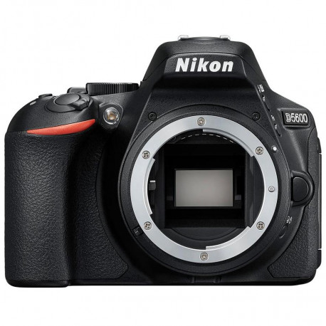 фотоапарат Nikon D5600 + обектив Nikon DX 18-200mm f/3.5-5.6 VR