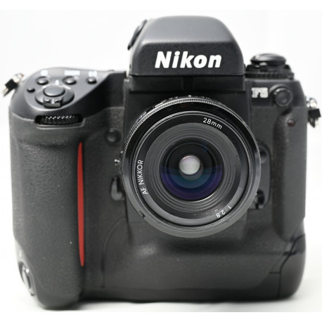 Nikon F5 + Nikon 28mm f/2.8 (употребяван)